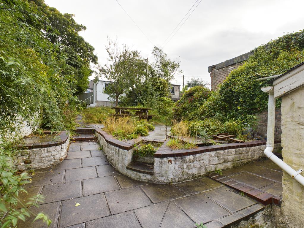 Lot: 88 - LARGE TOWN HOUSE IN SOUGHT AFTER LOCATION FOR IMPROVEMENT -